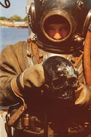 diver Per-Edvin F�lting holding a skull, photo Anders Franz�n