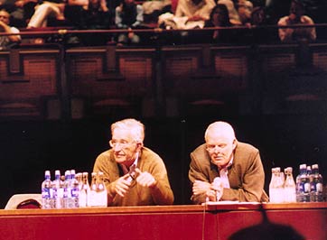 Chomsky till v�nster, i Stockholm, foto Per �kesson