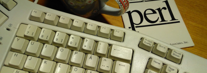 bild av tangentbord och kaffekopp