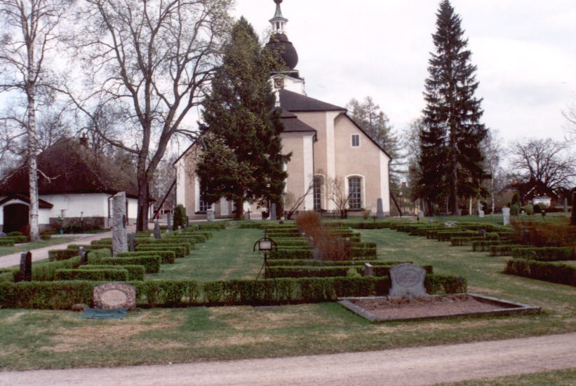 Leksands kyrka med Lundblads grav i frgrunden