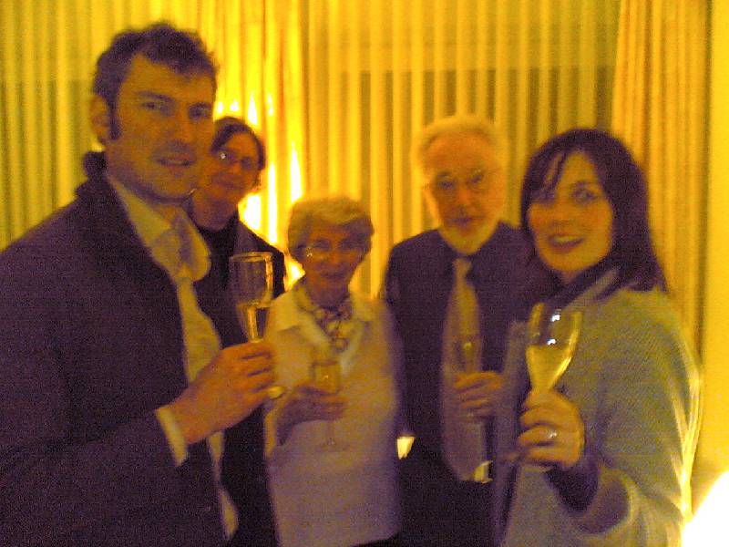 20070225 Sedan Tibor hade hmtat oss frn flyget, mtte oss Johanna med vlkomst-skumpa utanfr <A href=GoogleEarth-pointer.zip target=_blank> hotellet</A>.