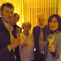 20070225 Sedan Tibor hade hmtat oss frn flyget, mtte oss Johanna med vlkomst-skumpa utanfr 