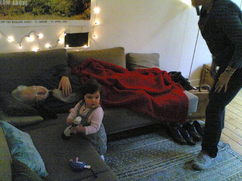 20070226(003) Morfar behver en stunds vila, och Rosalie kommer med en doktor-docka.