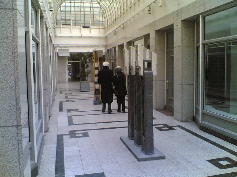 20070226(008) Gallerian av gallerier vid Lwenbrunnen. Corbachs genomdrev starka restriktioner fr vilken sorts rrelser som fr befinna sig i omrdet runt minnesmrket. Det r frmst konstgallerier.