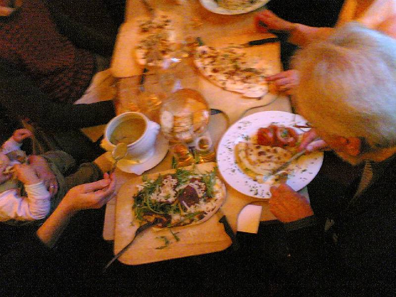 20070226(016) Jag bjds p <a href=http://www.marions-kochbuch.com/recipe/0484.htm target=_blank>Flammekuchen</a> och <a href=http://www.haandbryg.dk/cgi-bin/styles.cgi?stylecode=17 target=_blank>Klsh</a>, ett ljust l frn just Kln.