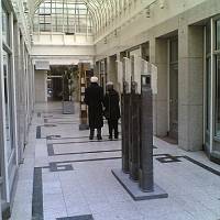 20070226(008) Gallerian av gallerier vid Lwenbrunnen. Corbachs genomdrev starka restriktioner fr vilken sorts rrelser som fr befinna sig i omrdet runt minnesmrket. Det r frmst konstgallerier.