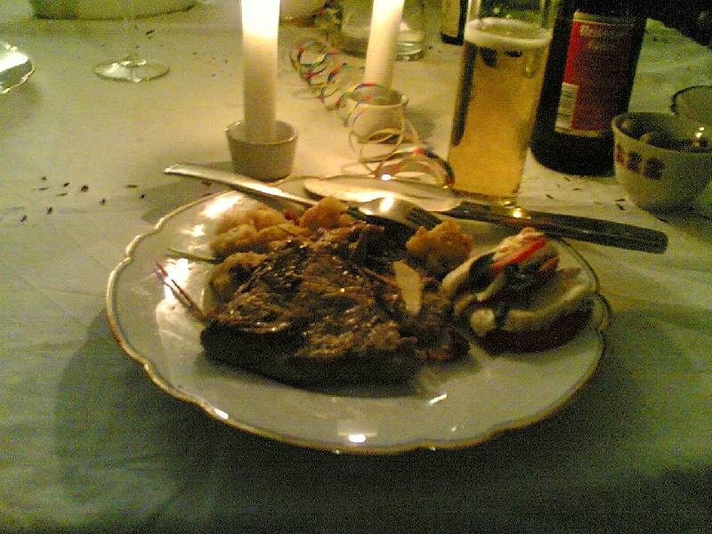 20070227(020) Rita hade noterat att Italiensk mat verkar passa min magen srskilt bra. Hon valde att fr frsta gngen i sitt liv laga Saltimbocca t oss. Det blev fantastiskt gott!
