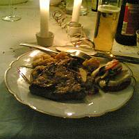 20070227(020) Rita hade noterat att Italiensk mat verkar passa min magen srskilt bra. Hon valde att fr frsta gngen i sitt liv laga Saltimbocca t oss. Det blev fantastiskt gott!
