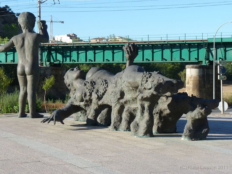 20110912-083202.jpg - Monument utanfr Bodegas Muga